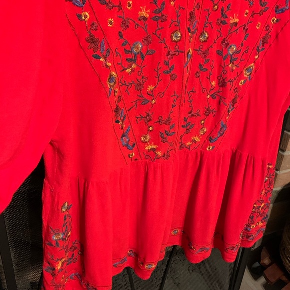 SOLD** Sz L Boho red embroidered floral details bell sleeve top. - Picture 6 of 10